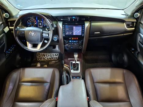 TOYOTA Hilux SW4 2.8 4P SRX 4X4 TURBO DIESEL AUTOM�TICO, Foto 9