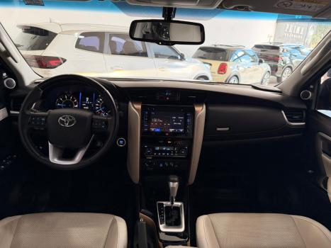 TOYOTA Hilux SW4 2.8 4P SRX 4X4 DIAMOND 7 LUGARES TURBO DIESEL AUTOM�TICO, Foto 6