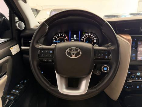 TOYOTA Hilux SW4 2.8 4P SRX 4X4 DIAMOND 7 LUGARES TURBO DIESEL AUTOM�TICO, Foto 7