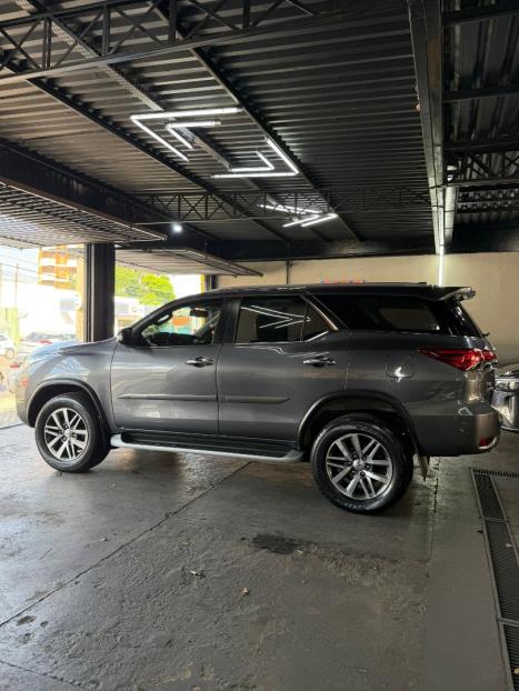 TOYOTA Hilux SW4 2.8 4P SRX 4X4 TURBO DIESEL AUTOM�TICO, Foto 5