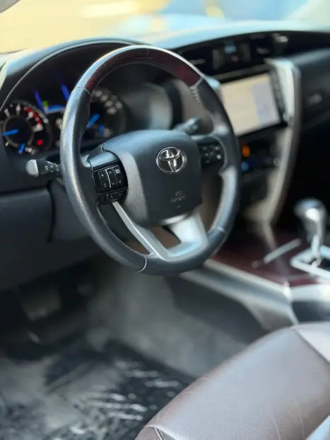 TOYOTA Hilux SW4 2.8 4P SRX 4X4 TURBO DIESEL AUTOM�TICO, Foto 12