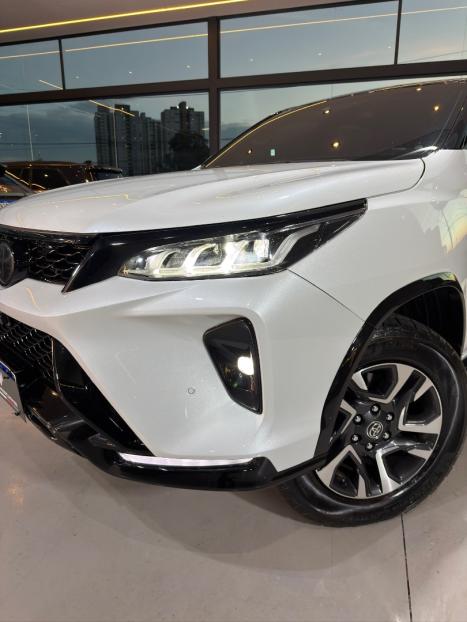 TOYOTA Hilux SW4 2.8 4P SRX 4X4 DIAMOND 7 LUGARES TURBO DIESEL AUTOM�TICO, Foto 2