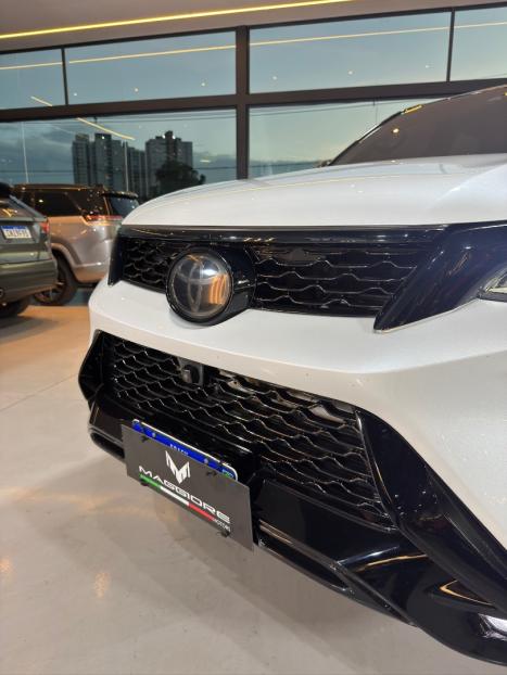 TOYOTA Hilux SW4 2.8 4P SRX 4X4 DIAMOND 7 LUGARES TURBO DIESEL AUTOM�TICO, Foto 3