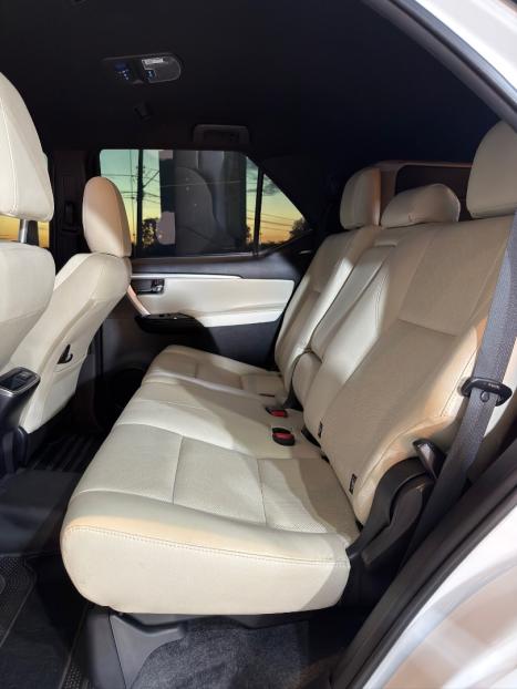 TOYOTA Hilux SW4 2.8 4P SRX 4X4 DIAMOND 7 LUGARES TURBO DIESEL AUTOM�TICO, Foto 13