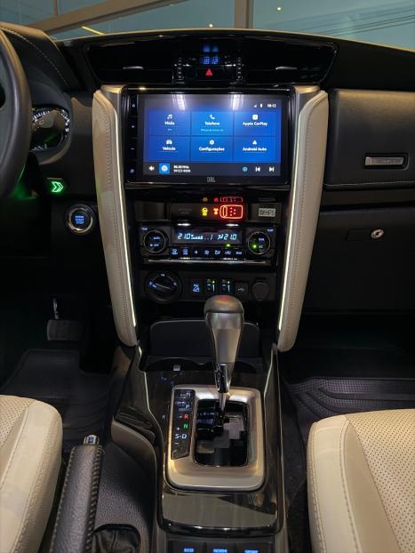 TOYOTA Hilux SW4 2.8 4P SRX 4X4 DIAMOND 7 LUGARES TURBO DIESEL AUTOM�TICO, Foto 17