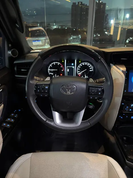 TOYOTA Hilux SW4 2.8 4P SRX 4X4 DIAMOND 7 LUGARES TURBO DIESEL AUTOM�TICO, Foto 19