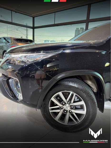 TOYOTA Hilux SW4 2.8 4P SRX 4X4 TURBO DIESEL AUTOM�TICO, Foto 4