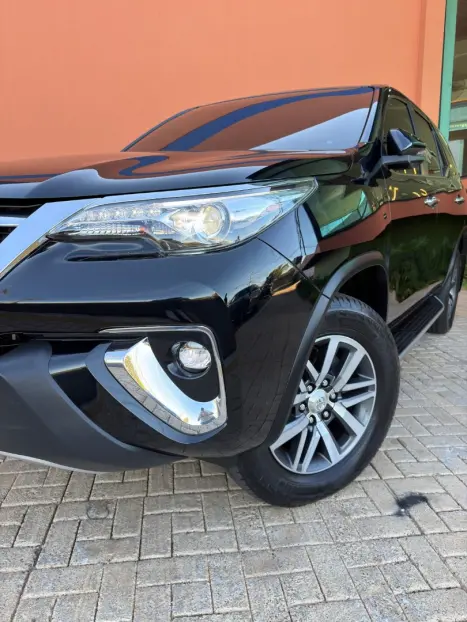TOYOTA Hilux SW4 2.8 4P SRX 4X4 TURBO DIESEL AUTOM�TICO, Foto 2