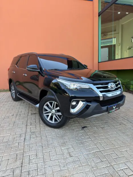 TOYOTA Hilux SW4 2.8 4P SRX 4X4 TURBO DIESEL AUTOM�TICO, Foto 3