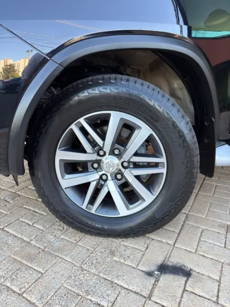 TOYOTA Hilux SW4 2.8 4P SRX 4X4 TURBO DIESEL AUTOM�TICO, Foto 4