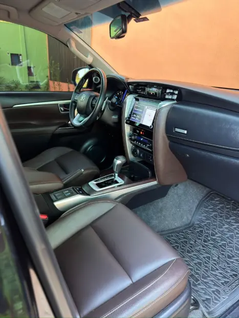 TOYOTA Hilux SW4 2.8 4P SRX 4X4 TURBO DIESEL AUTOM�TICO, Foto 15