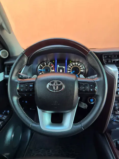 TOYOTA Hilux SW4 2.8 4P SRX 4X4 TURBO DIESEL AUTOM�TICO, Foto 16