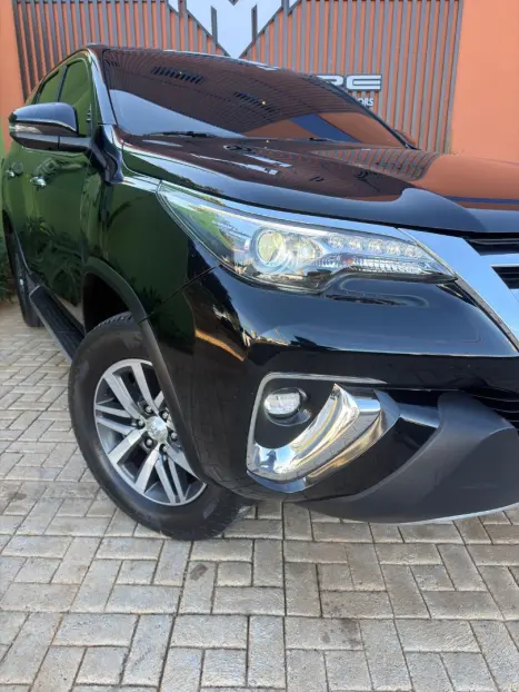 TOYOTA Hilux SW4 2.8 4P SRX 4X4 TURBO DIESEL AUTOM�TICO, Foto 4