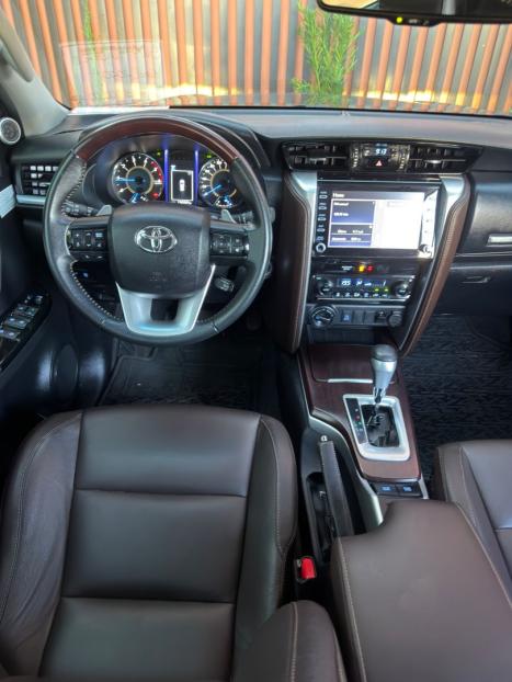 TOYOTA Hilux SW4 2.8 4P SRX 4X4 TURBO DIESEL AUTOM�TICO, Foto 13