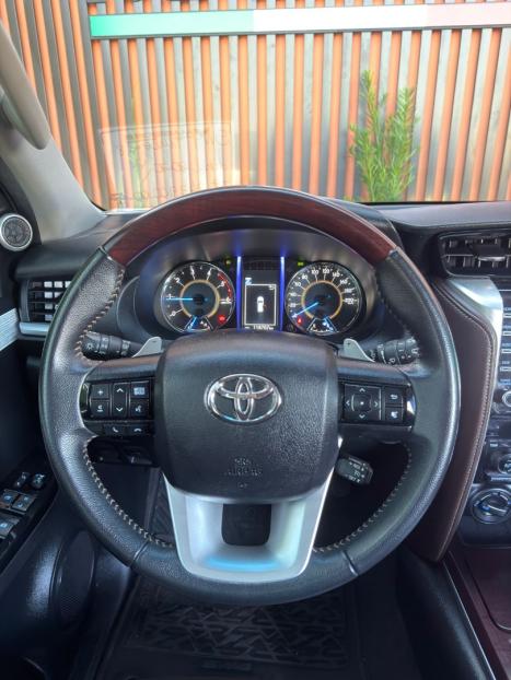 TOYOTA Hilux SW4 2.8 4P SRX 4X4 TURBO DIESEL AUTOM�TICO, Foto 15