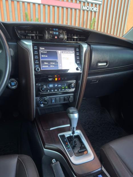 TOYOTA Hilux SW4 2.8 4P SRX 4X4 TURBO DIESEL AUTOM�TICO, Foto 16