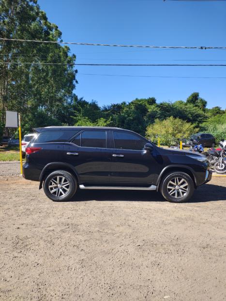 TOYOTA Hilux SW4 2.8 4P SRX 4X4 TURBO DIESEL AUTOM�TICO, Foto 4