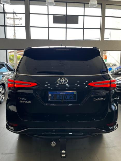 TOYOTA Hilux SW4 2.8 4P SRX 4X4 DIAMOND 7 LUGARES TURBO DIESEL AUTOM�TICO, Foto 4