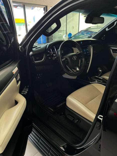 TOYOTA Hilux SW4 2.8 4P SRX 4X4 DIAMOND 7 LUGARES TURBO DIESEL AUTOM�TICO, Foto 8