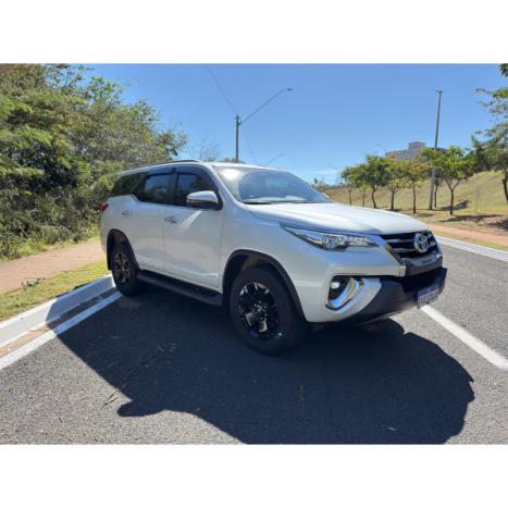 TOYOTA Hilux SW4 2.8 4P SRX 4X4 DIAMOND 7 LUGARES TURBO DIESEL AUTOM�TICO, Foto 2