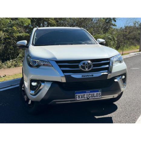 TOYOTA Hilux SW4 2.8 4P SRX 4X4 DIAMOND 7 LUGARES TURBO DIESEL AUTOM�TICO, Foto 3