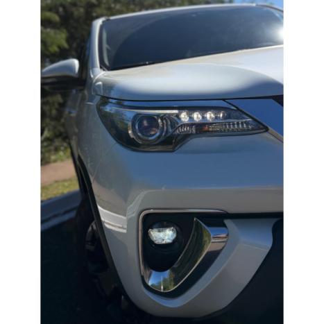 TOYOTA Hilux SW4 2.8 4P SRX 4X4 DIAMOND 7 LUGARES TURBO DIESEL AUTOM�TICO, Foto 4
