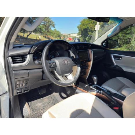 TOYOTA Hilux SW4 2.8 4P SRX 4X4 DIAMOND 7 LUGARES TURBO DIESEL AUTOM�TICO, Foto 10