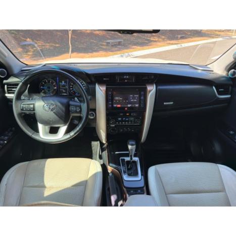 TOYOTA Hilux SW4 2.8 4P SRX 4X4 DIAMOND 7 LUGARES TURBO DIESEL AUTOM�TICO, Foto 12