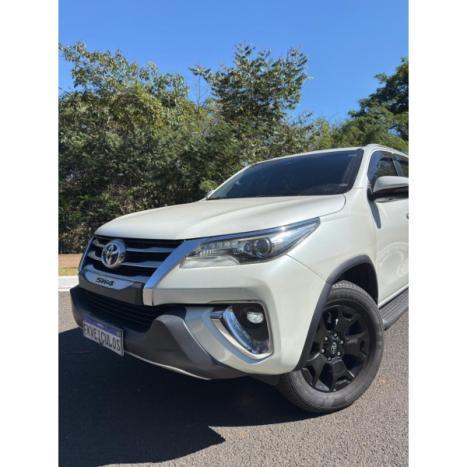 TOYOTA Hilux SW4 2.8 4P SRX 4X4 DIAMOND 7 LUGARES TURBO DIESEL AUTOM�TICO, Foto 19