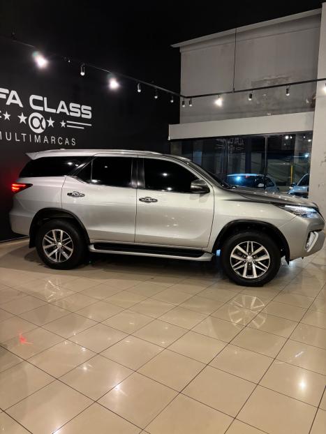 TOYOTA Hilux SW4 2.8 4P SRX 4X4 TURBO DIESEL AUTOM�TICO, Foto 3