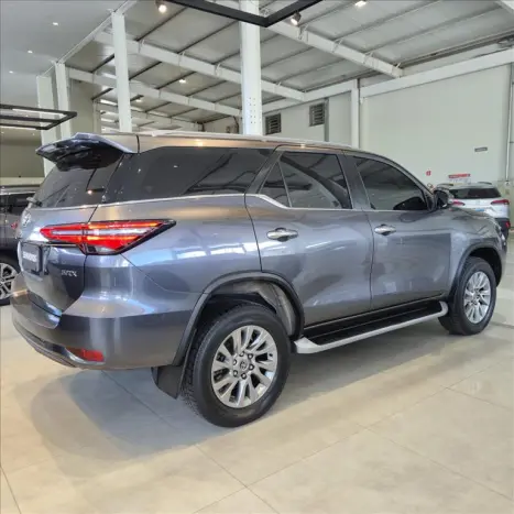 TOYOTA Hilux SW4 2.8 4P SRX 4X4 TURBO DIESEL AUTOM�TICO, Foto 4