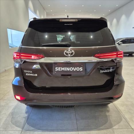 TOYOTA Hilux SW4 2.8 4P SRX 4X4 DIAMOND 7 LUGARES TURBO DIESEL AUTOM�TICO, Foto 5