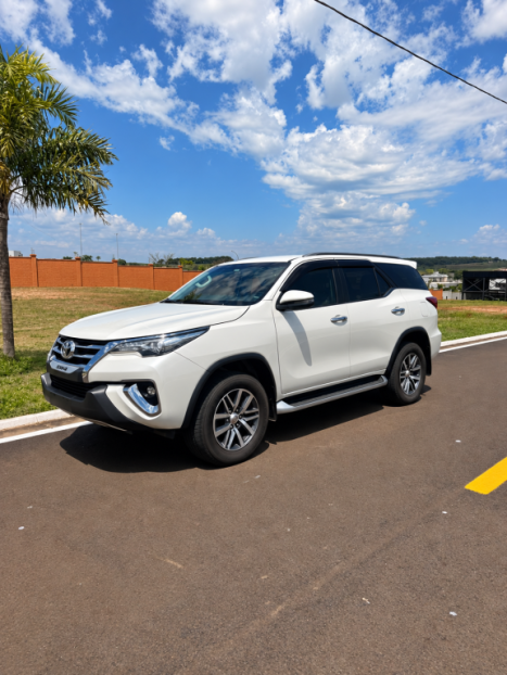TOYOTA Hilux SW4 2.8 4P SRX 4X4 TURBO DIESEL AUTOMÁTICO, Foto 1