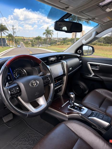 TOYOTA Hilux SW4 2.8 4P SRX 4X4 TURBO DIESEL AUTOMÁTICO, Foto 4
