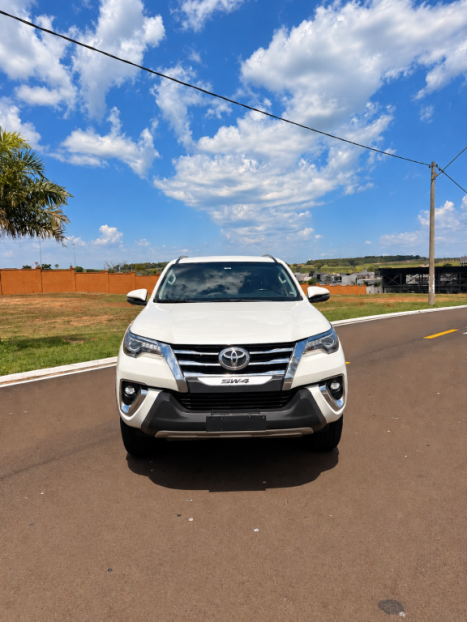 TOYOTA Hilux SW4 2.8 4P SRX 4X4 TURBO DIESEL AUTOMÁTICO, Foto 9