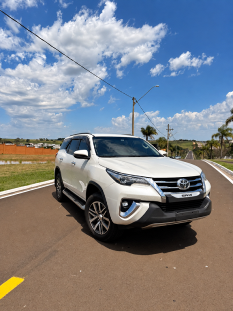 TOYOTA Hilux SW4 2.8 4P SRX 4X4 TURBO DIESEL AUTOMÁTICO, Foto 10