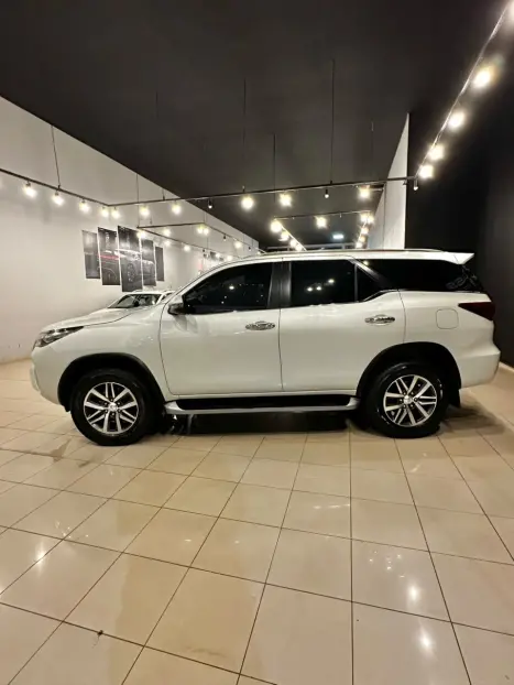 TOYOTA Hilux SW4 2.8 16V 4P SRX 4X4 7 LUGARES TURBO DIESEL AUTOMÁTICO, Foto 2