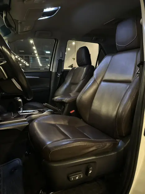 TOYOTA Hilux SW4 2.8 16V 4P SRX 4X4 7 LUGARES TURBO DIESEL AUTOMÁTICO, Foto 12