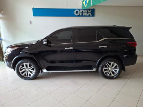 TOYOTA Hilux SW4 2.8 16V 4P SRX 4X4 7 LUGARES TURBO DIESEL AUTOMÁTICO, Foto 2