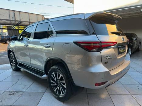 TOYOTA Hilux SW4 2.8 4P SRX 4X4 TURBO DIESEL AUTOMÁTICO, Foto 4