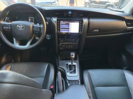 TOYOTA Hilux SW4 2.8 4P SRX 4X4 TURBO DIESEL AUTOMÁTICO, Foto 9