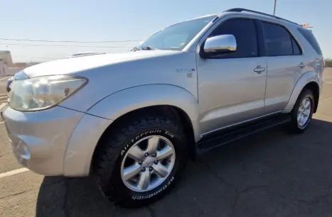 TOYOTA Hilux SW4 3.0 16V 4P SRV 4X4 7 LUGARES TURBO DIESEL AUTOMTICO, Foto 3