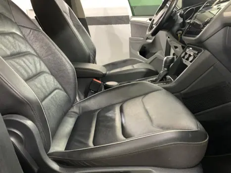 VOLKSWAGEN Tiguan 1.4 250 TSI TOTAL FLEX ALLSPACE COMFORTLINE TURBO AUTOM�TICO TIPTRONIC, Foto 16