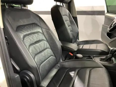 VOLKSWAGEN Tiguan 1.4 250 TSI TOTAL FLEX ALLSPACE COMFORTLINE TURBO AUTOM�TICO TIPTRONIC, Foto 17