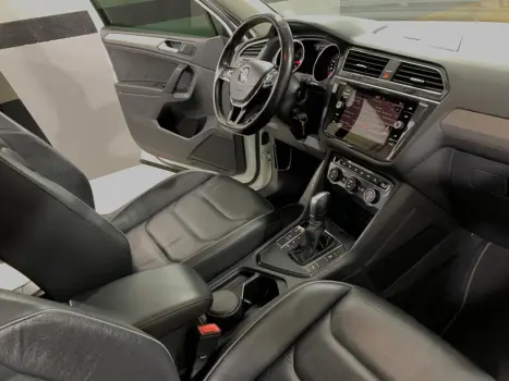 VOLKSWAGEN Tiguan 1.4 250 TSI TOTAL FLEX ALLSPACE COMFORTLINE TURBO AUTOM�TICO TIPTRONIC, Foto 19
