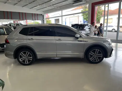VOLKSWAGEN Tiguan 2.0 16V 4P TSI 350 TURBO R-LINE 4MOTION DSG AUTOMÁTICO, Foto 3 VOLKSWAGEN Tiguan 2.0 16V 4P TSI 350 TURBO R-LINE 4MOTION DSG AUTOMÁTICO, Foto 3