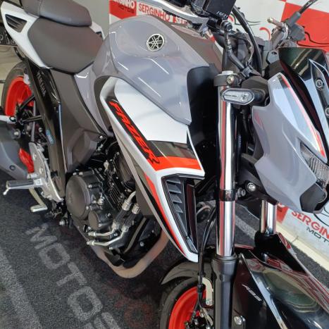 YAMAHA FZ6 Fazer 600 S, Foto 3