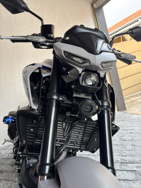 YAMAHA MT-03 300 ABS, Foto 3