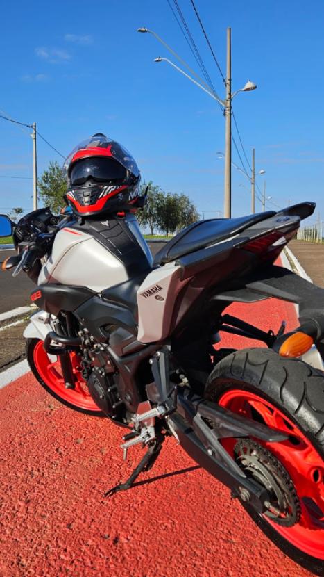 YAMAHA MT-03 300 ABS, Foto 6