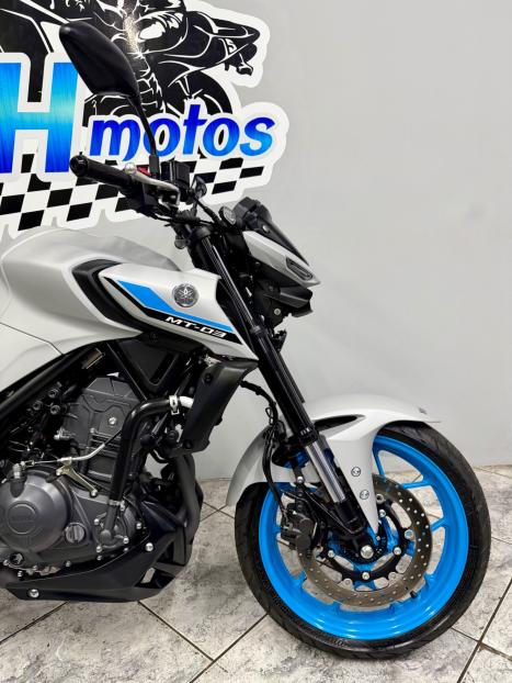 YAMAHA MT-03 300 ABS, Foto 2